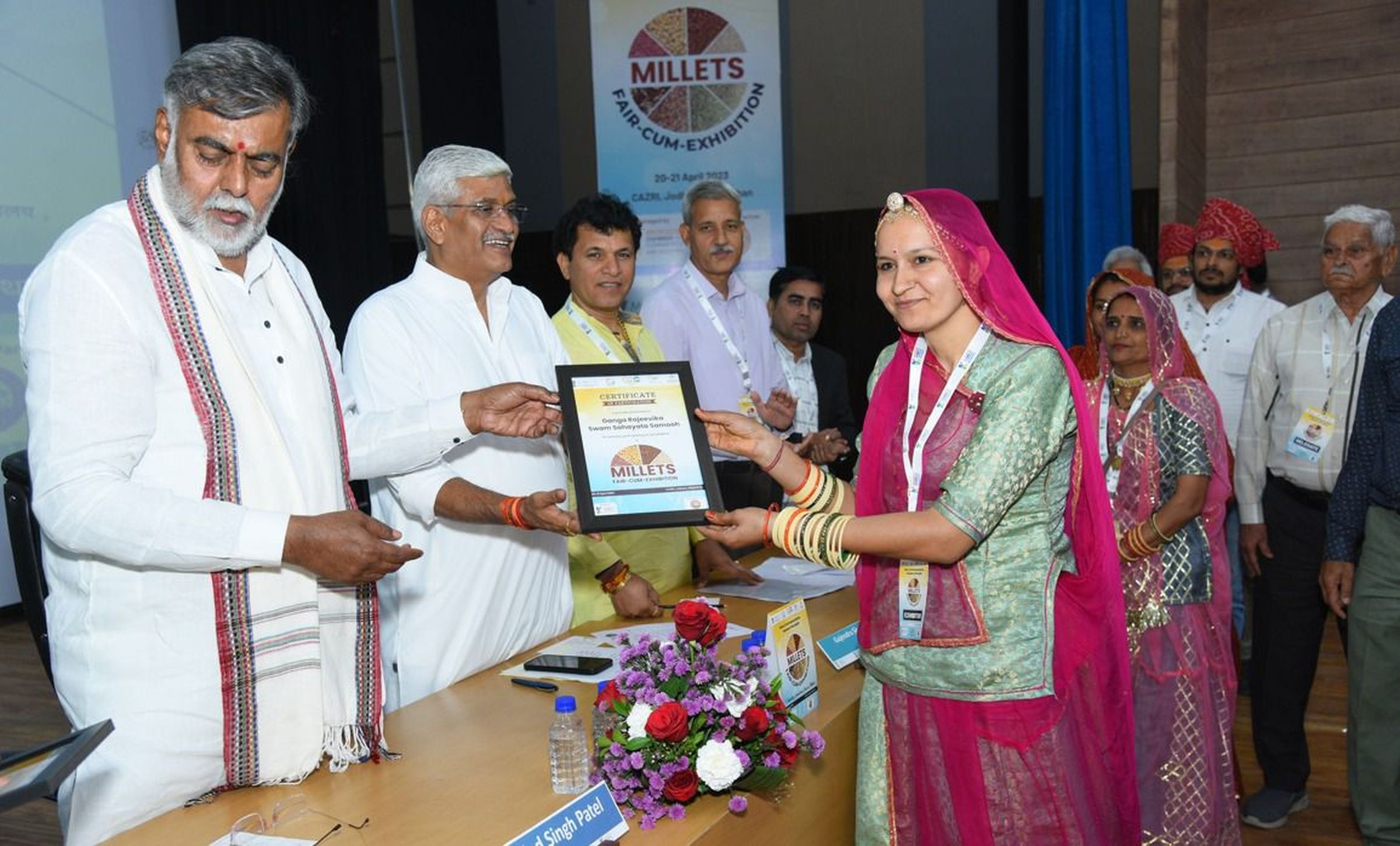 MILLETS--केन्द्रीय मंत्रियों ने बाजरा के बिस्कुट, कुरकुरे व सेण्डविच पीजा खीच का लिया जायका