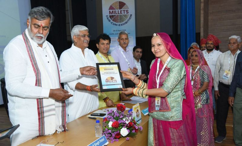 MILLETS--केन्द्रीय मंत्रियों ने बाजरा के बिस्कुट, कुरकुरे व सेण्डविच पीजा खीच का लिया जायका