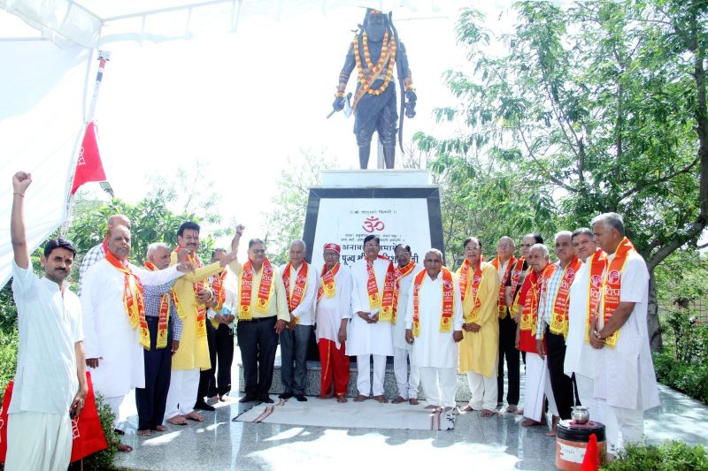 भगवान परशुराम की प्रतिमा का हुआ अभिषेक, यज्ञ में दी आहुतियां