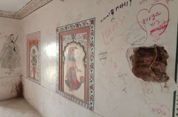 अभेड़ा महल: देखिए कैसे हो रही विरासत की अनदेखी