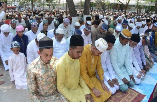 छत्तीसगढ़ में धूमधाम से मनाई जा रही ईद:रायपुर के ईदगाह पहुंचकर मुख्यमंत्री भूपेश बघेल ने दी बधाई