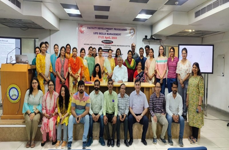 फैकल्टी को लाइफ स्किल्स के मिले टिप्स