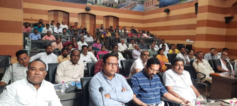 ::निगम को भूमि हस्तांतरित की जाए तो मिले राहत