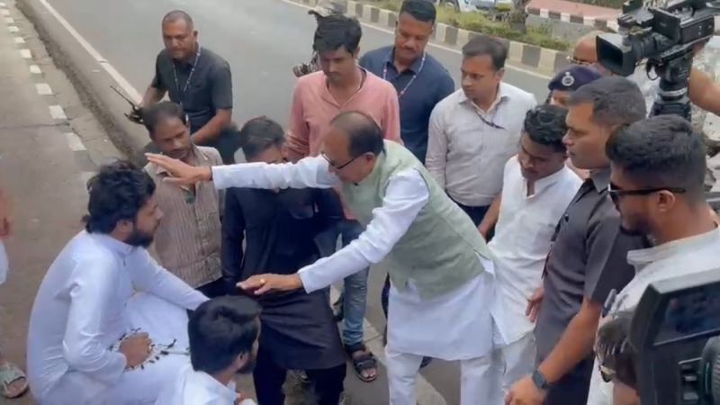 वीआइपी रोड पर हादसा-काफिला रोककर सीएम शिवराज ने जाने हाल, देखें वीडियो