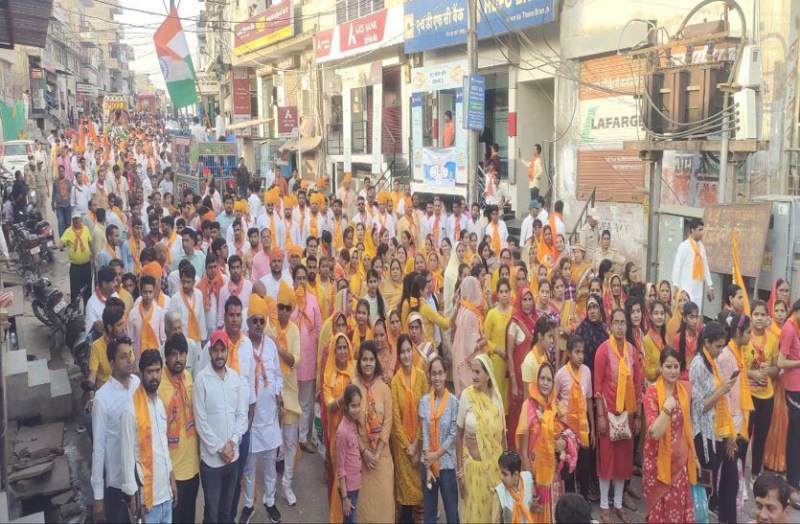 Video: ढोल, नगाड़ों के साथ नगर में निकले भगवान परशुराम