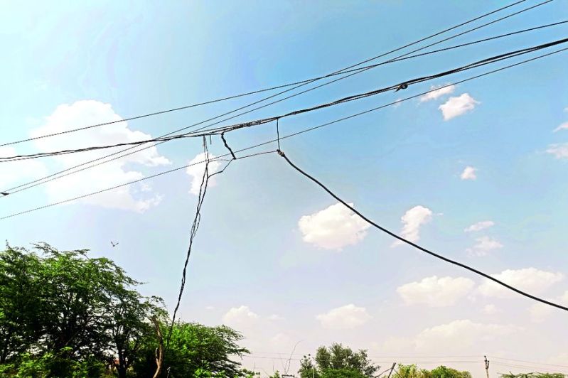 झुग्गियों में रह रहे संदिग्ध, चोरी की बिजली से घर हो रहे रोशन