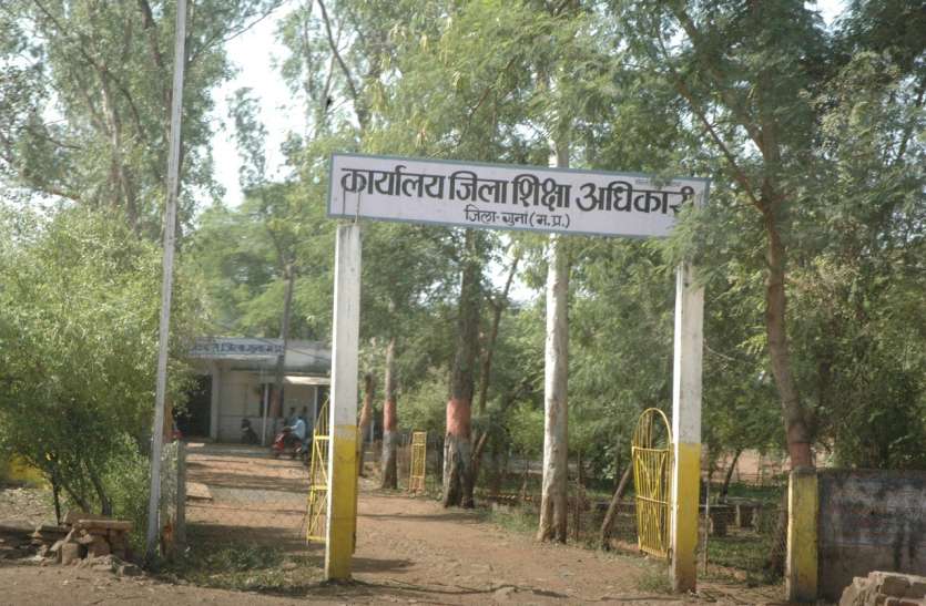 विद्यार्थियों को नकल कराने के नाम पर वसूल लिए 1700 रुपए!