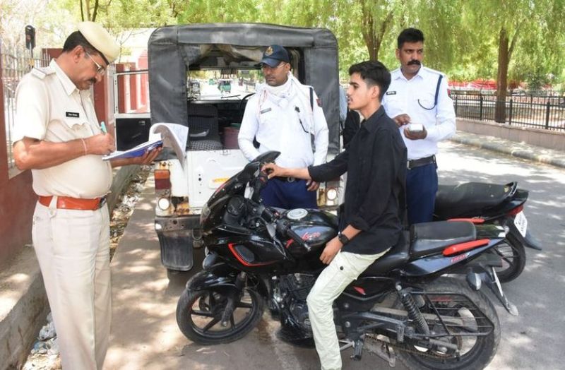 सड़क हादसे :- हेलमेट नहीं पहना, हेड इंजरी से गंवा बैठे जान