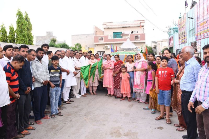 शोभायात्रा में बाबा का गुणगान