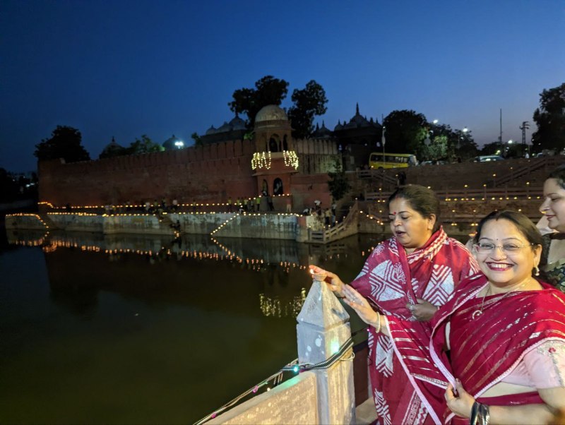 जड़ा तालाब पर दीपक जलाती सभापति मीतू बोथरा