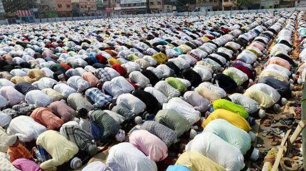 Thousands of heads bowed in obeisance to God for prosperi