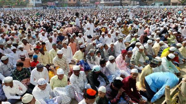Thousands of heads bowed in obeisance to God for prosperi