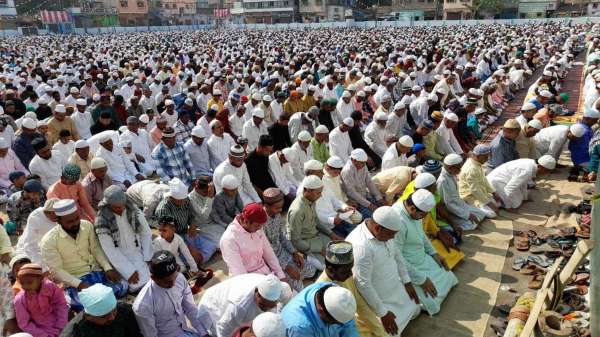 Thousands of heads bowed in obeisance to God for prosperi