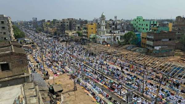 Thousands of heads bowed in obeisance to God for prosperi
