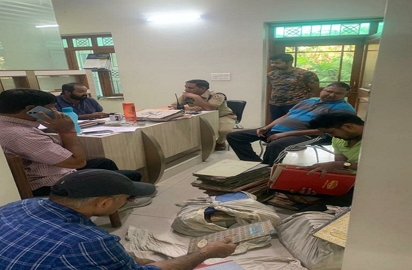 कागजों में काट रहे थे पट्टे, एक कार्यालय में चल रही कई सोसायटी