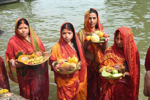 पटना में रविवार को  अक्षय तृतीया के अवसर पर गंगा नदी में पवित्र डुबकी लगाने के बाद पूजा-अर्चना करते श्रद्धालु।