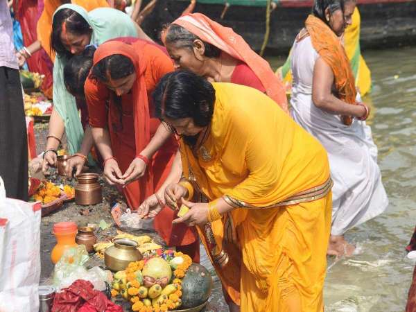 पटना में रविवार को  अक्षय तृतीया के अवसर पर गंगा नदी में पवित्र डुबकी लगाने के बाद पूजा-अर्चना करते श्रद्धालु।