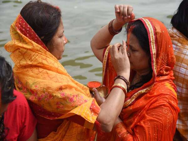 पटना में रविवार को  अक्षय तृतीया के अवसर पर गंगा नदी में पवित्र डुबकी लगाने के बाद पूजा-अर्चना करते श्रद्धालु।