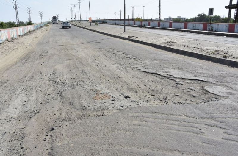 पुलिया पार करने में छूटता है पसीना