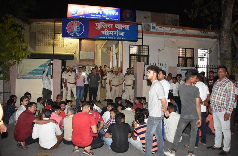 दो पक्षों में विवाद, कार्रवाई की मांग लेकर थाने के बाहर धरना