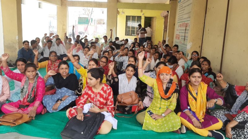 संविदा स्वास्थ्य कर्मियों की हड़ताल से प्रभावित हुईं स्वास्थ्य सेवाएं