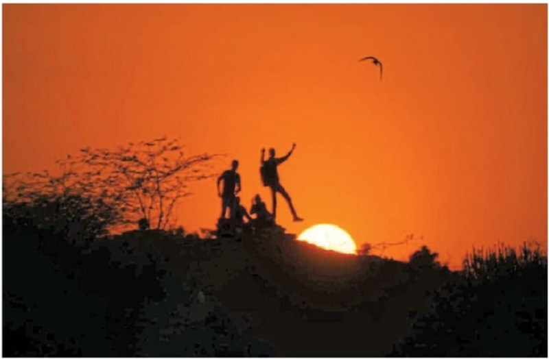 अंगारे बरसाने वाले मई के महीने की शुरूआत बरसात और बादल से होगी...!