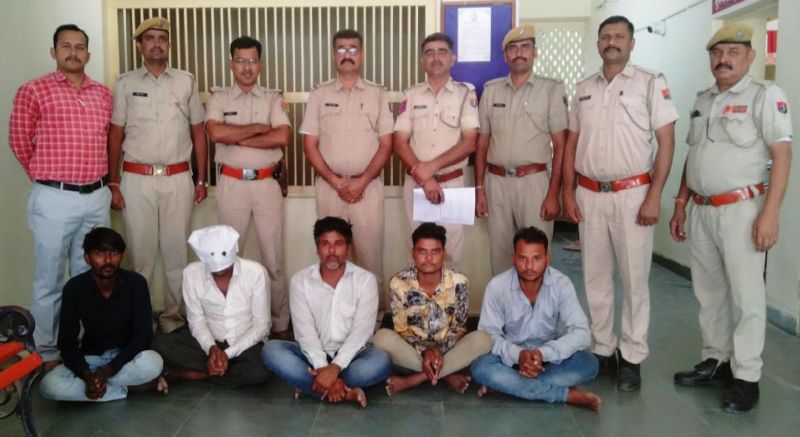 सोने की चेन लूटने के गिरोह को पुलिस ने पकड़ा