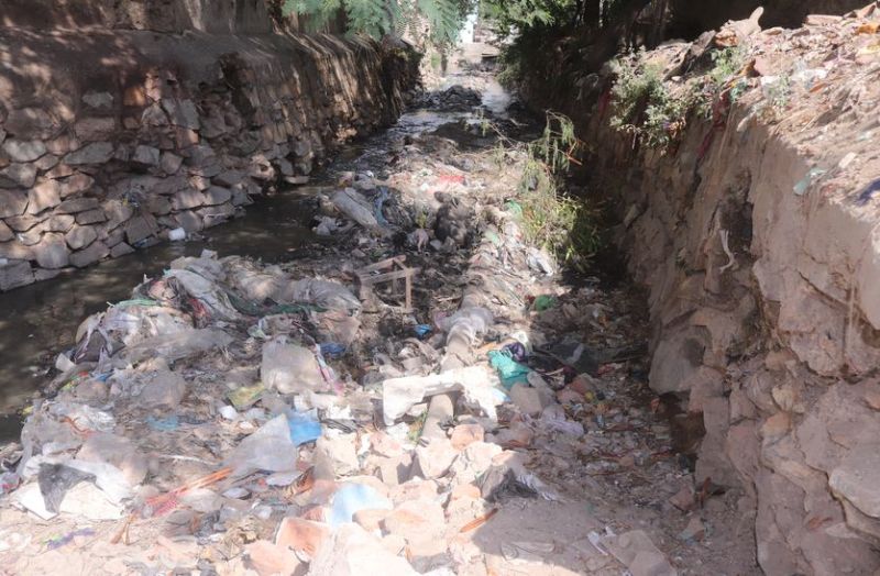 नाले-नालियों में पड़ी हैं पेयजल लाइन, पानी के साथ घर पहुंच रहे रोग