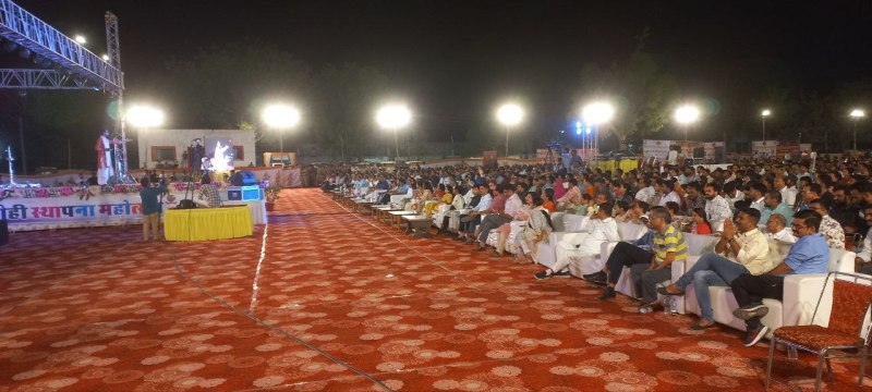 कवि सम्मेलन में डॉ कुमार विश्वास ने राजनेताओं पर चलाए व्यंग्य बाण, देर रात तक डटे रहे श्रोता