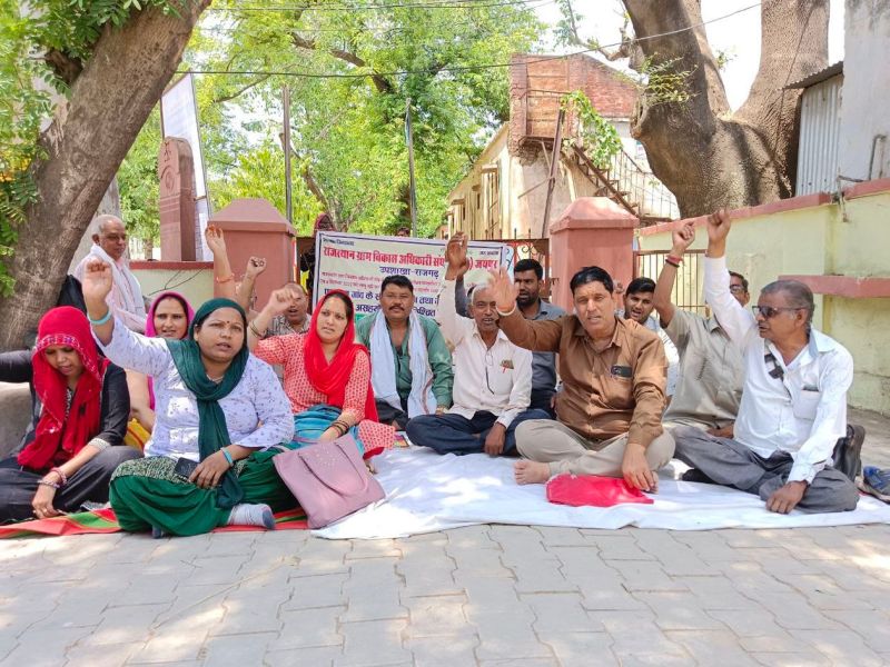 सरकार महंगाई में बांट रही राहत, मांगे नहीं मानने से कर्मचारी आहत