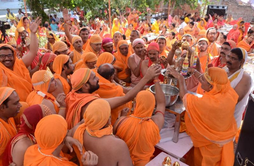 जयकारों के साथ किया भगवान शांतिनाथ का कलशों से महामस्तकाभिषेक