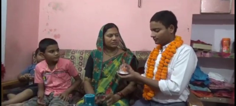 हाई स्कूल टॉपर दिव्यांशु शुक्ला फोटो