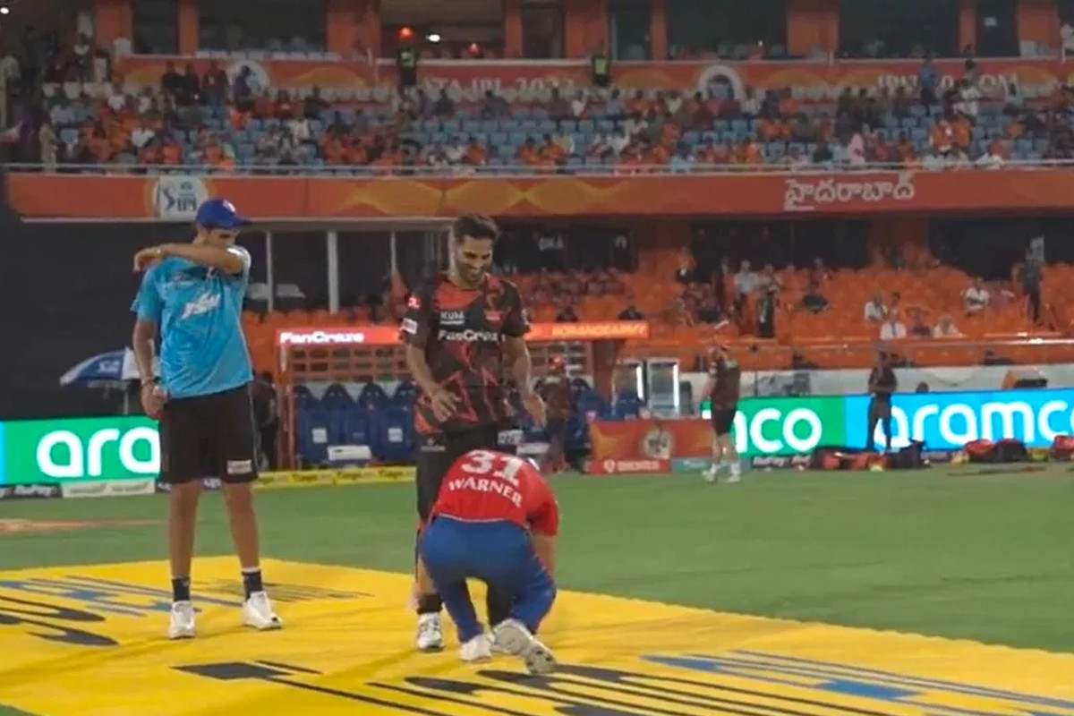 srh-vs-dc-david-warner-touches-bhuvneshwar-kumar-feet-viral-video.jpg