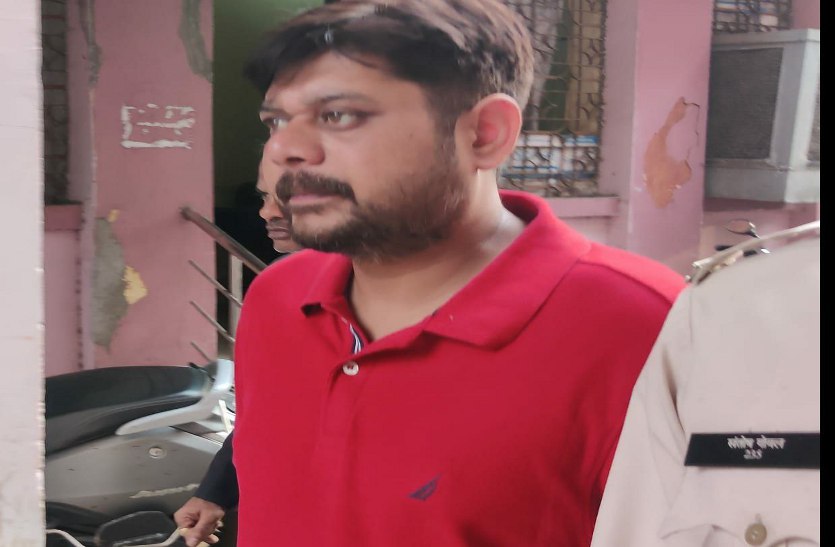 4 करोड़ 39 लाख की ठगी करने वाला शैलेंद्र बघेल गिरफ्तार, खुद को बताता था प्रदेश के इस नेता का भतीजा, देखे वीडियो…