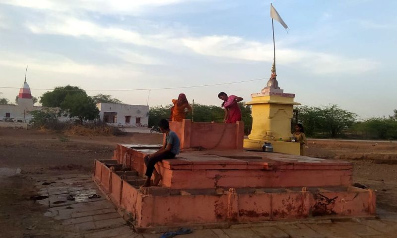 ऐतिहासिक स्थल का करवा रहे जीर्णोद्धार