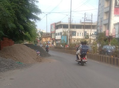 मार्ग पर निर्माण सामग्री, आवागमन बाधित