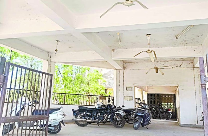 परिवादियों के बैठने के लिए बनाया था हॉल, खड़ी करने लगे बाइक