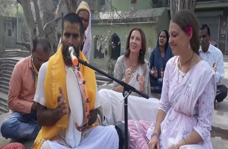 सात साल पहले सात समंदर पार से आईं, अब कान्हा की बनकर रह गईं रूसी मां-बेटी