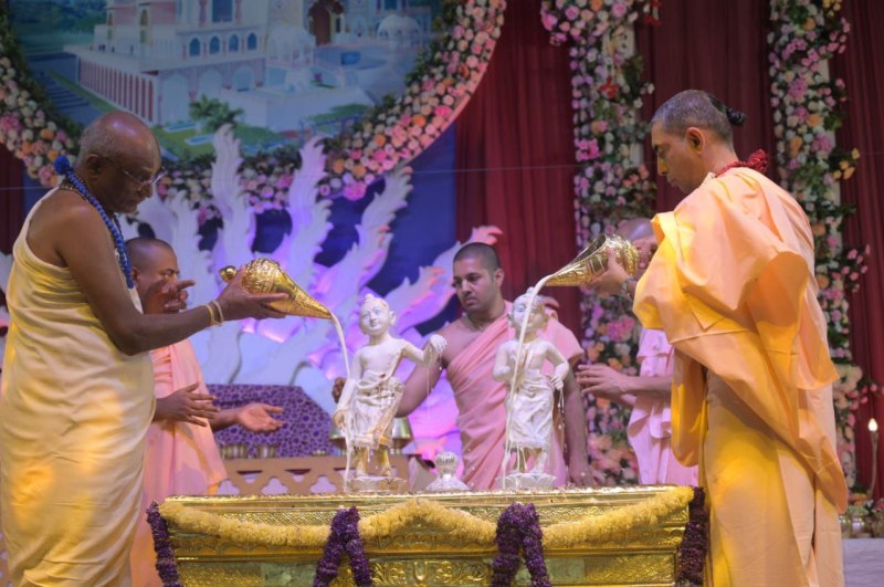 देखे फोटो/वीडियो: 108 कलशों के जल से हुआ कृष्ण बलराम का महाभिषेक