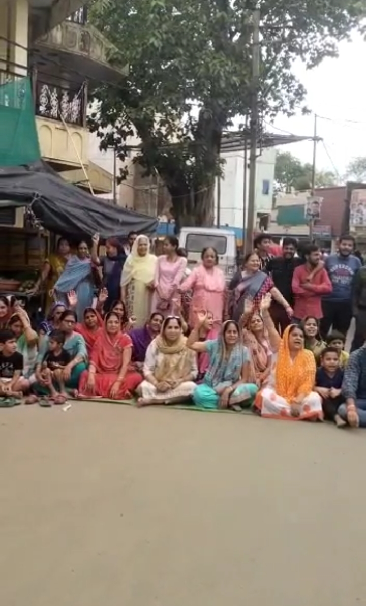 वर्षों से उखड़ी सड़क, अधूरा नाला, आक्रोशित रहवासियों ने किया चक्काजाम