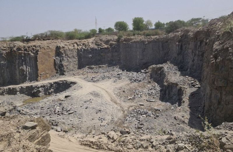 दौलतगढ़ में सड़क किनारे धड़ल्ले से हो रहा चुनाई पत्थर का अवैध खनन