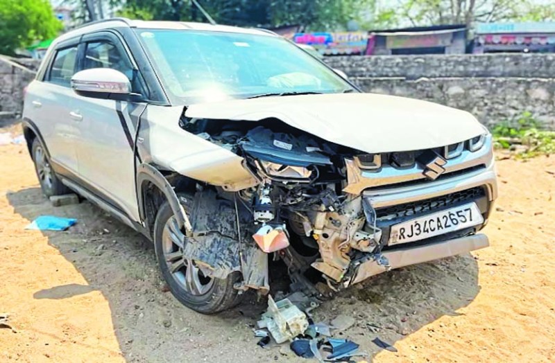नशे में धुत्त चालक ने कार से मारी टक्कर , तीन जनों के आई चोटे
