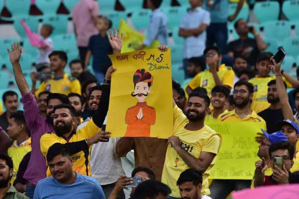देखें फोटो: जयपुर स्टेडियम में क्रिकेट फैंस पर चढ़ा 'धोनी फीवर'