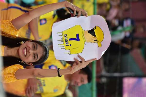 देखें फोटो: जयपुर स्टेडियम में क्रिकेट फैंस पर चढ़ा 'धोनी फीवर'