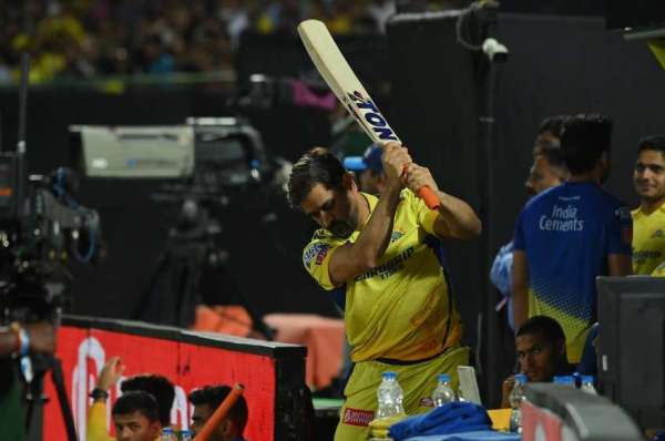 देखें फोटो: जयपुर स्टेडियम में क्रिकेट फैंस पर चढ़ा 'धोनी फीवर'