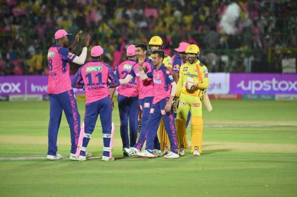 देखें फोटो: जयपुर स्टेडियम में क्रिकेट फैंस पर चढ़ा 'धोनी फीवर'