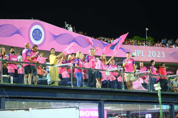 देखें फोटो: जयपुर स्टेडियम में क्रिकेट फैंस पर चढ़ा 'धोनी फीवर'