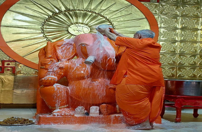 गणेश मंदिरों में गजानन का पुष्य अभिषेक, भक्तों को मिले रक्षा सूत्र
