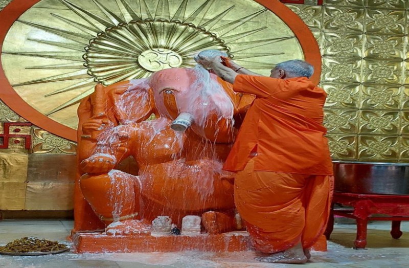 गणेश मंदिरों में गजानन का पुष्य अभिषेक, भक्तों को मिले रक्षा सूत्र