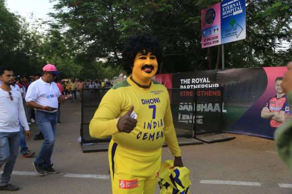 देखें फोटो: जयपुर स्टेडियम में क्रिकेट फैंस पर चढ़ा 'धोनी फीवर'